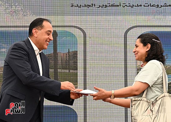 رئيس-الوزراء-يسلم-عددا-من-عقود-وحدات-سكن-لكل-المصريين-(24)
