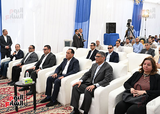 رئيس-الوزراء-يسلم-عددا-من-عقود-وحدات-سكن-لكل-المصريين-(17)