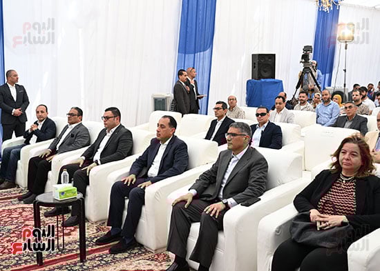 رئيس-الوزراء-يسلم-عددا-من-عقود-وحدات-سكن-لكل-المصريين-(17)