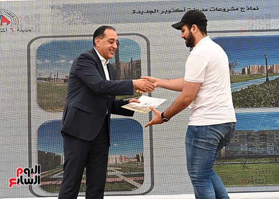 رئيس-الوزراء-يسلم-عددا-من-عقود-وحدات-سكن-لكل-المصريين-(26)