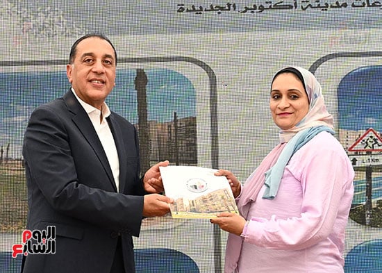 رئيس-الوزراء-يسلم-عددا-من-عقود-وحدات-سكن-لكل-المصريين-(4)