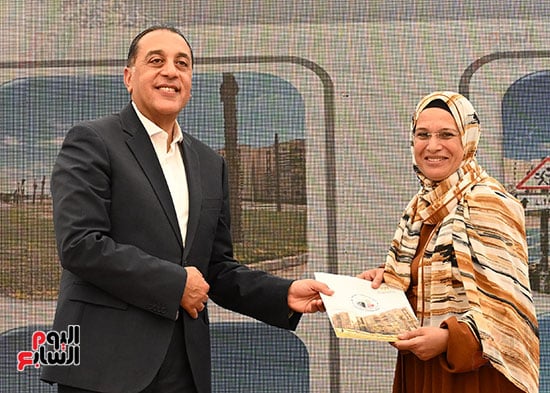 رئيس-الوزراء-يسلم-عددا-من-عقود-وحدات-سكن-لكل-المصريين-(25)