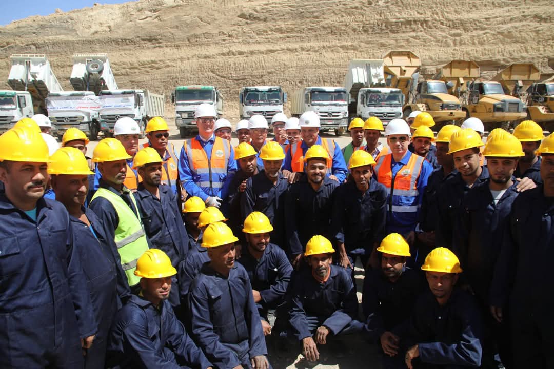 لقطات تذكارية لوزير البترول مع مهندسي وعمال المنجم