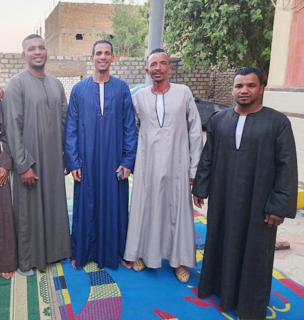 جميع الشباب يرتدون التقشيطة والعراقة أسفل الجلابيب جميع الشباب يرتدون التقشيطة والعراقة أسفل الجلابيب