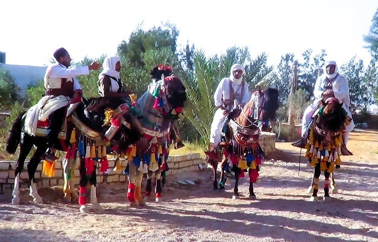 مجموعة من فرسان مطروح بالزي التراثي