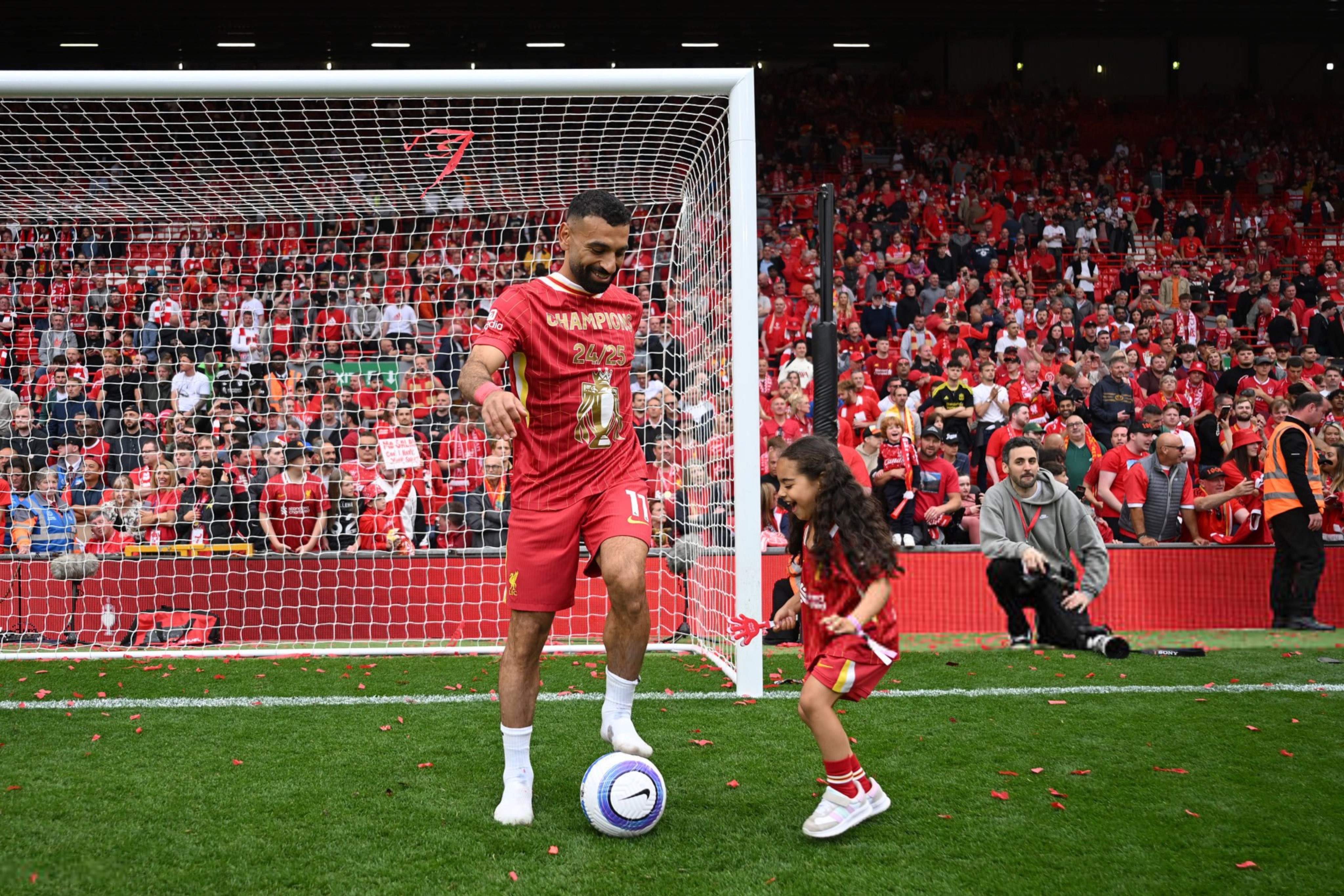 محمد صلاح يداعب مكة محمد صلاح يداعب مكة
