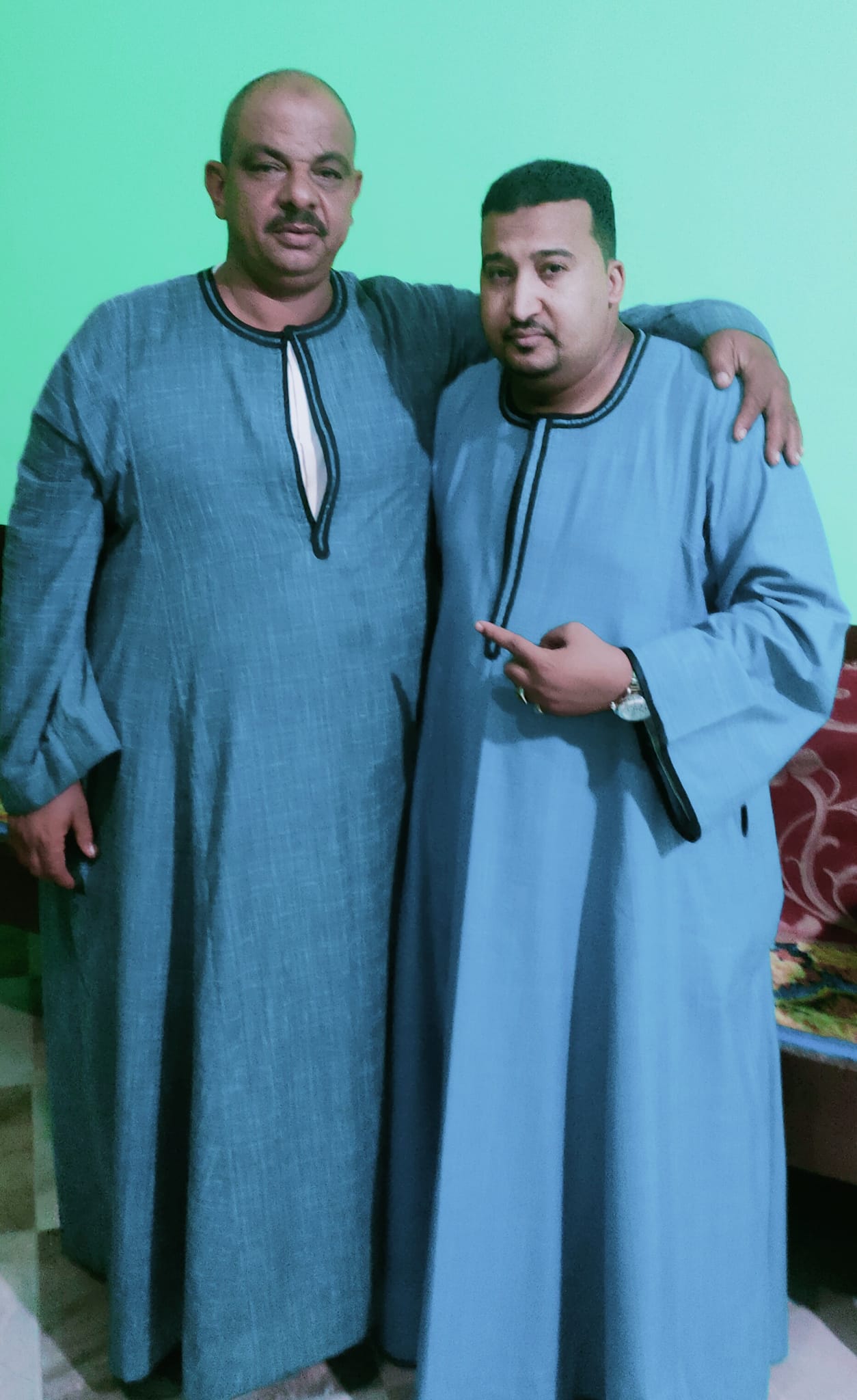الجلباب الصعيدي الزي الرسمي للرجال فى الأقصر الجلباب الصعيدي الزي الرسمي للرجال فى الأقصر
