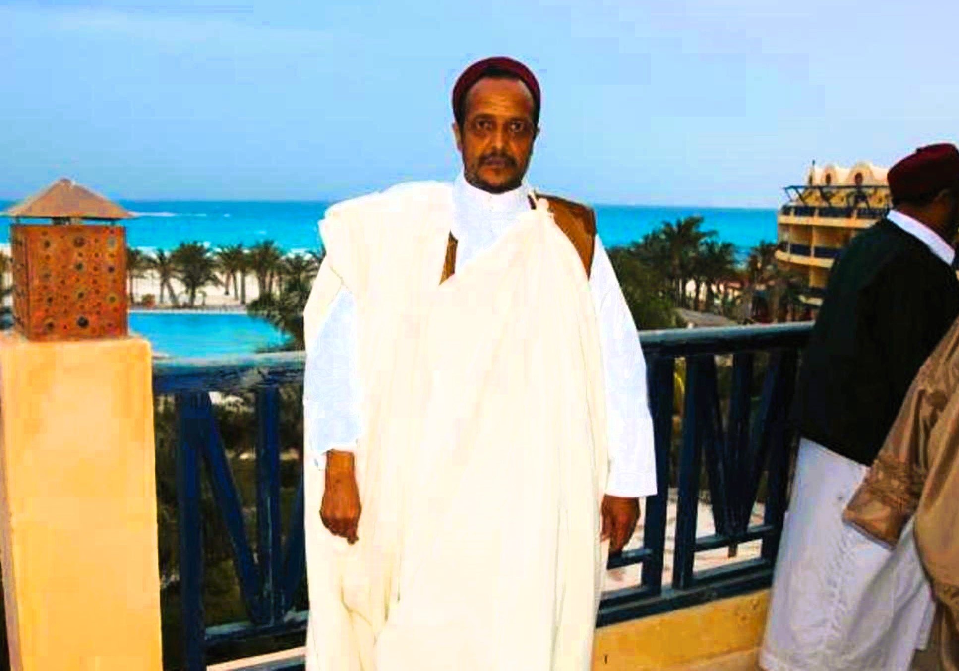 احد عمد مشايخ مطروح يحرص على ارتداء الملابس التراثية احد عمد مشايخ مطروح يحرص على ارتداء الملابس التراثية