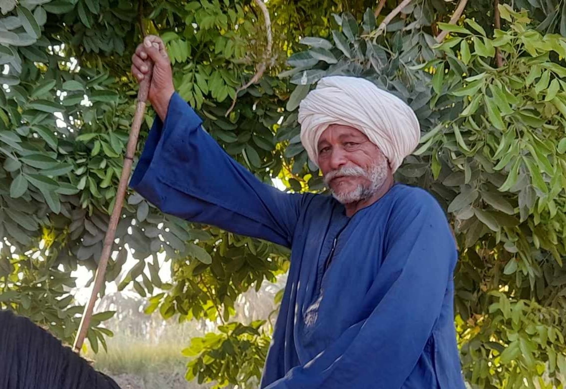 أحد الأهالي مرتدي جباب وعمة أحد الأهالي مرتدي جباب وعمة
