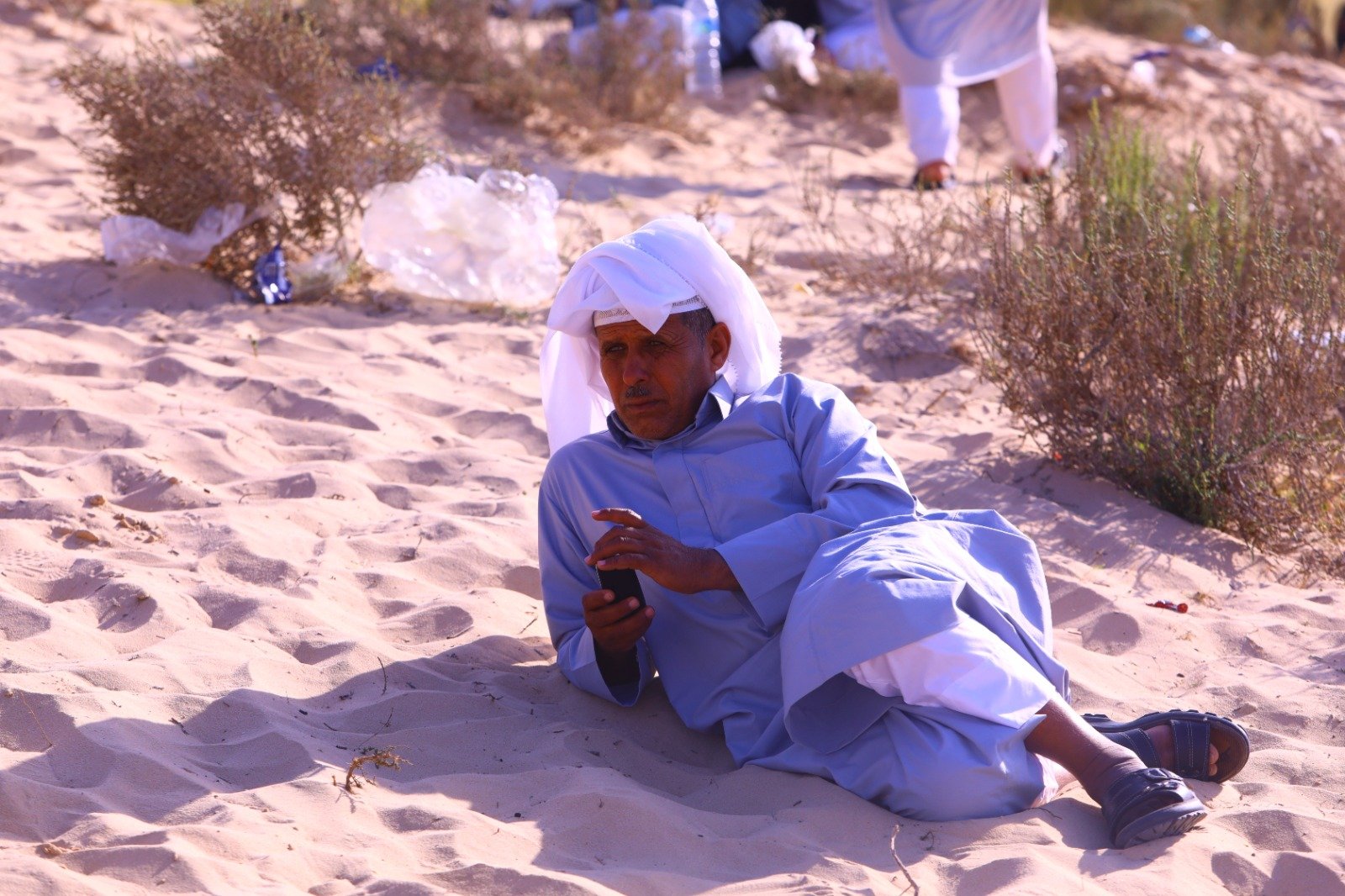 الجلوس والاستراحة على الارض