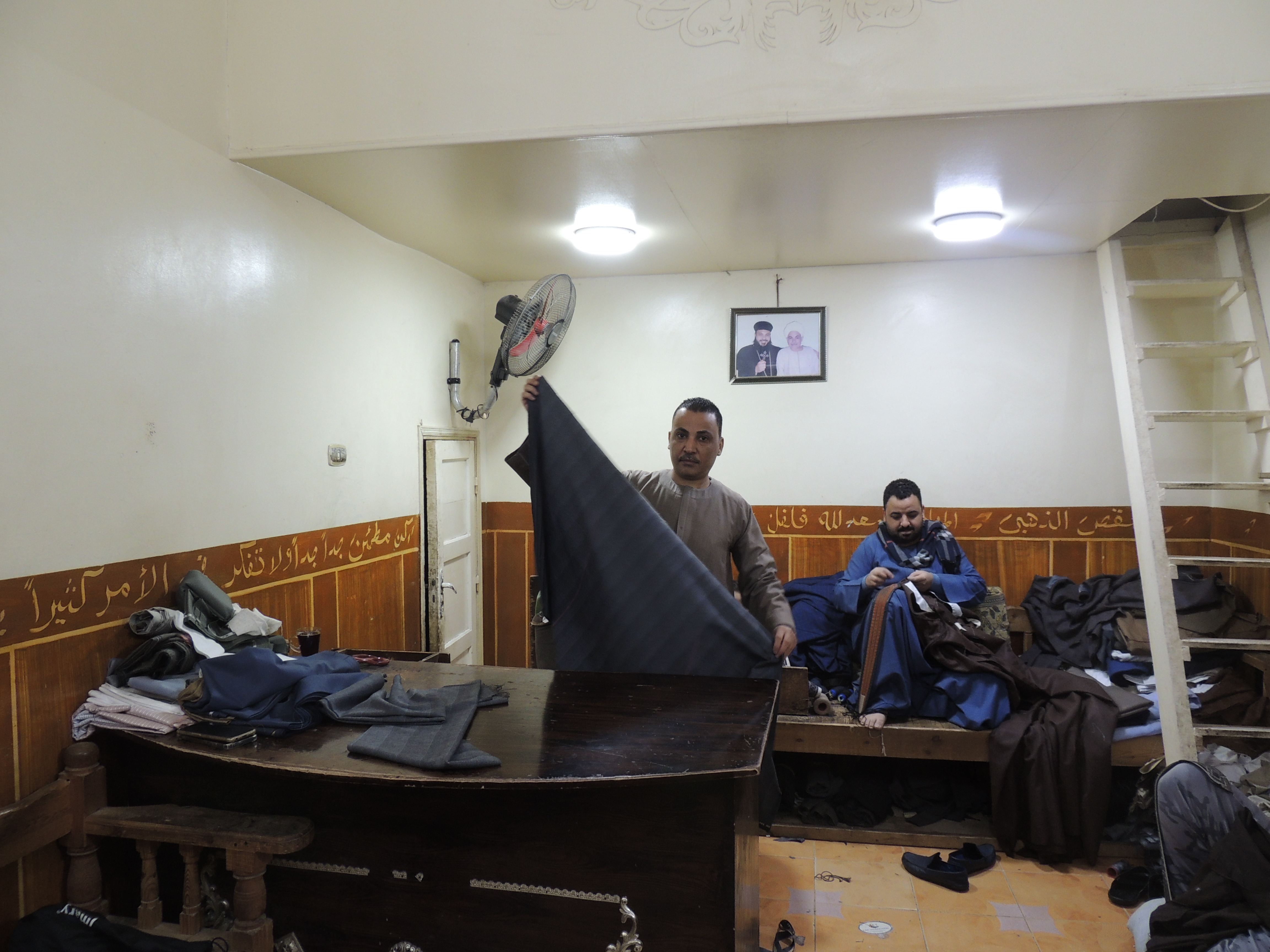 تقسيم الجلباب إلى قطع قبل التفصيل