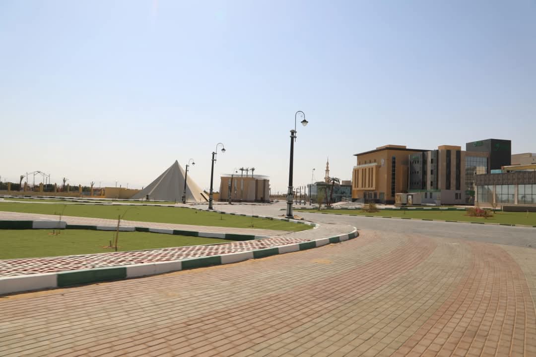 مسطحات خضراء وبلاط انترلوك