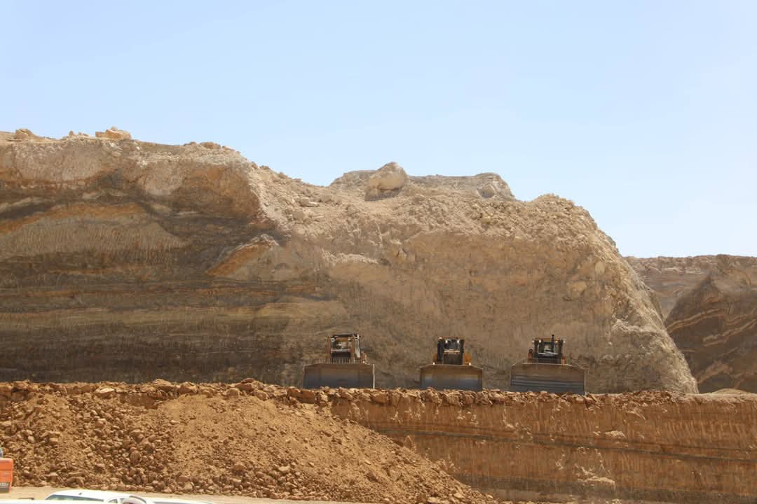 اصطفاف المعدات داخل المنجم