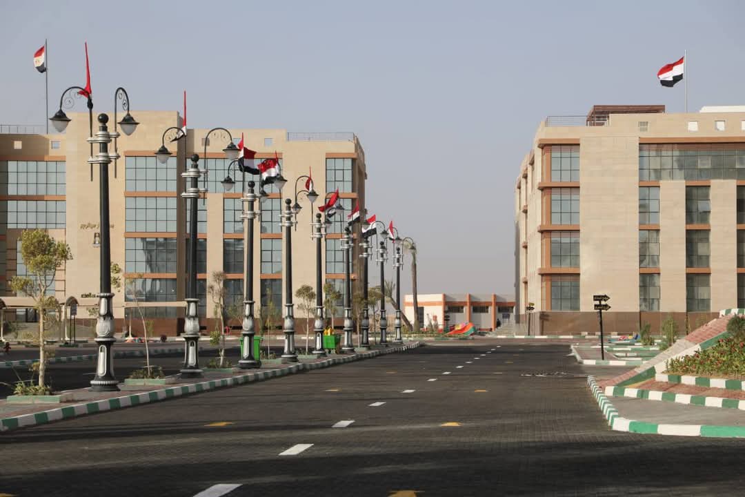المجمع مبنى بالجهود الذاتية