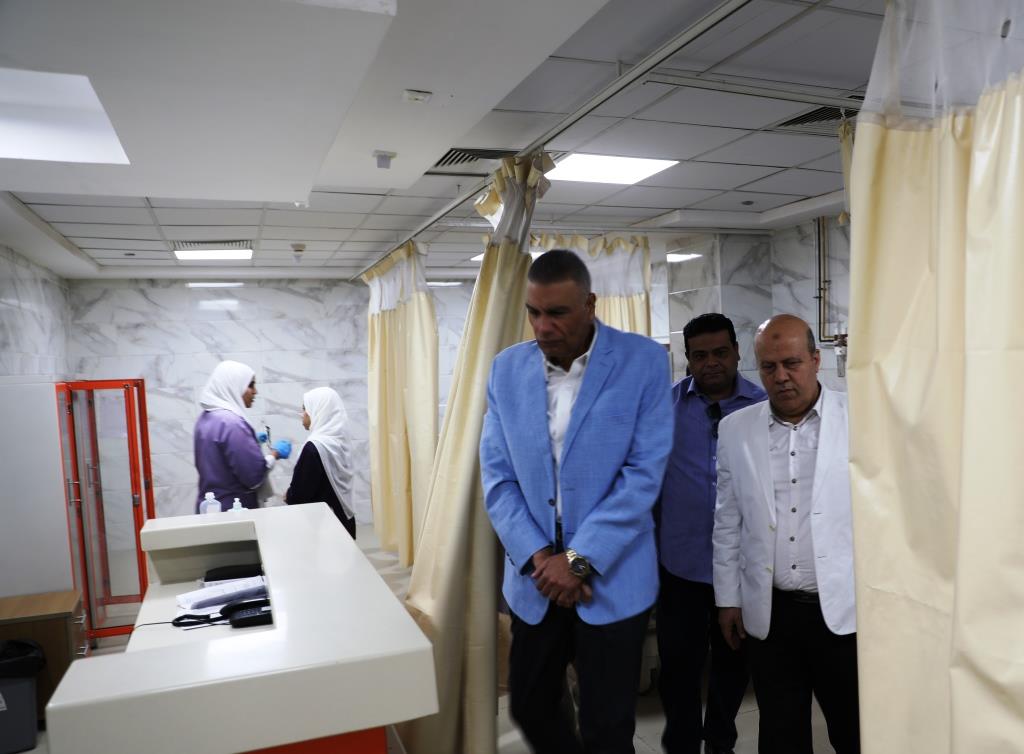محافظ أسوان يتفقد المستشفى