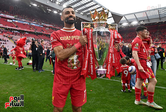 محمد صلاح مع كأس الدورى الإنجليزى محمد صلاح مع كأس الدورى الإنجليزى