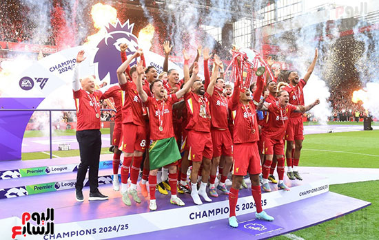 لاعبى ليفربول ترفع الكأس لاعبى ليفربول ترفع الكأس