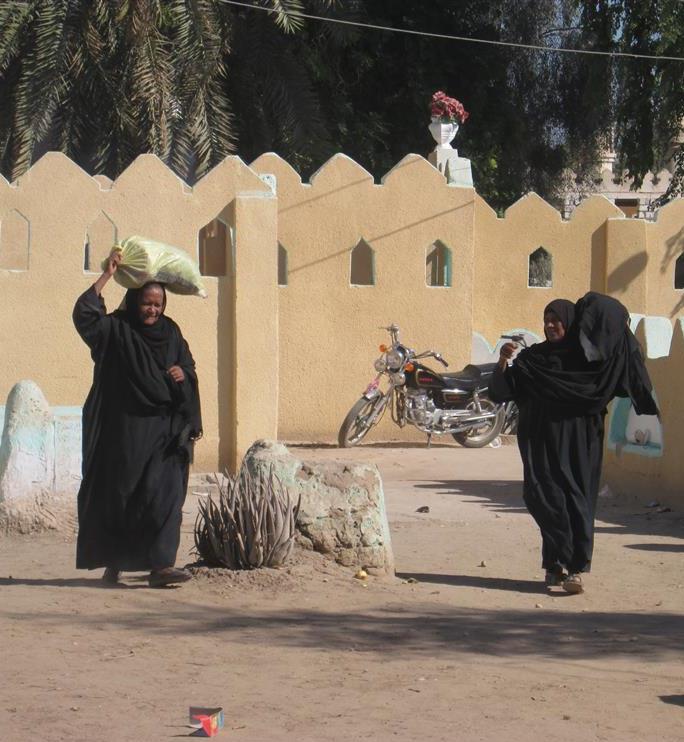 زي السيدات فى الحياة اليومية الجلباب الأسود وفوقه الحبرة زي السيدات فى الحياة اليومية الجلباب الأسود وفوقه الحبرة