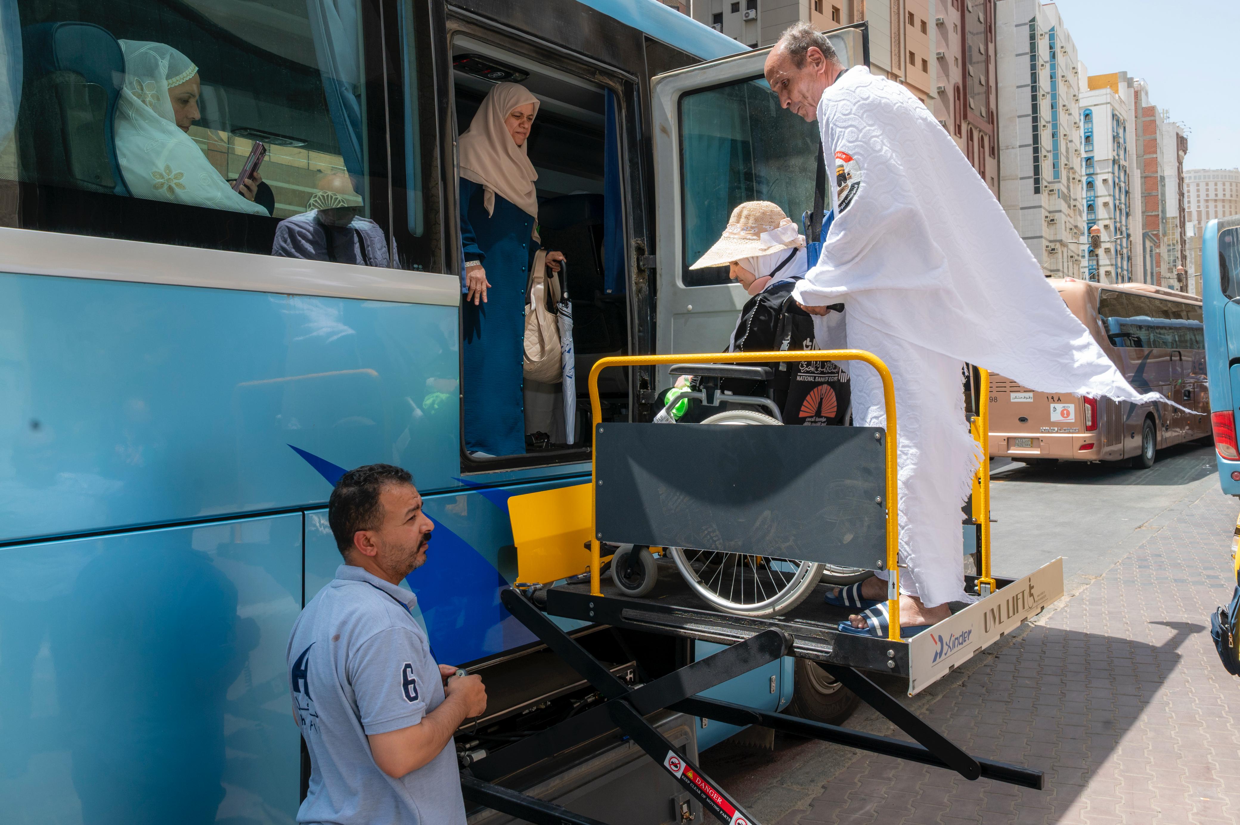 جانب من تفويج  تفويج حجاج الجمعيات الأهلية للأراضي المقدسة