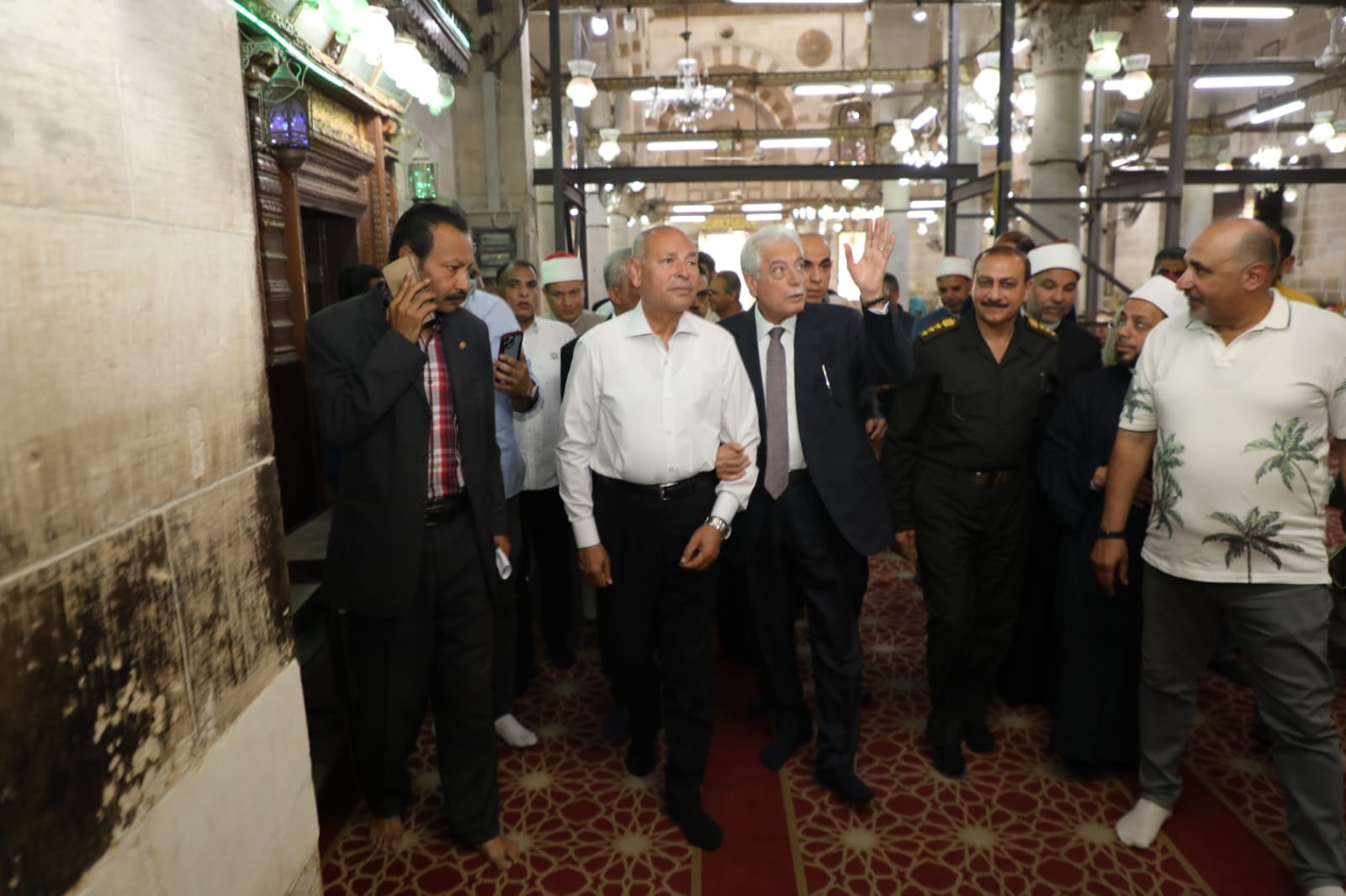 محافظ القاهرة ومستشار رئيس الجمهورية يتفقدان ترميم مسجد السلطان أبو العلا محافظ القاهرة ومستشار رئيس الجمهورية يتفقدان ترميم مسجد السلطان أبو العلا