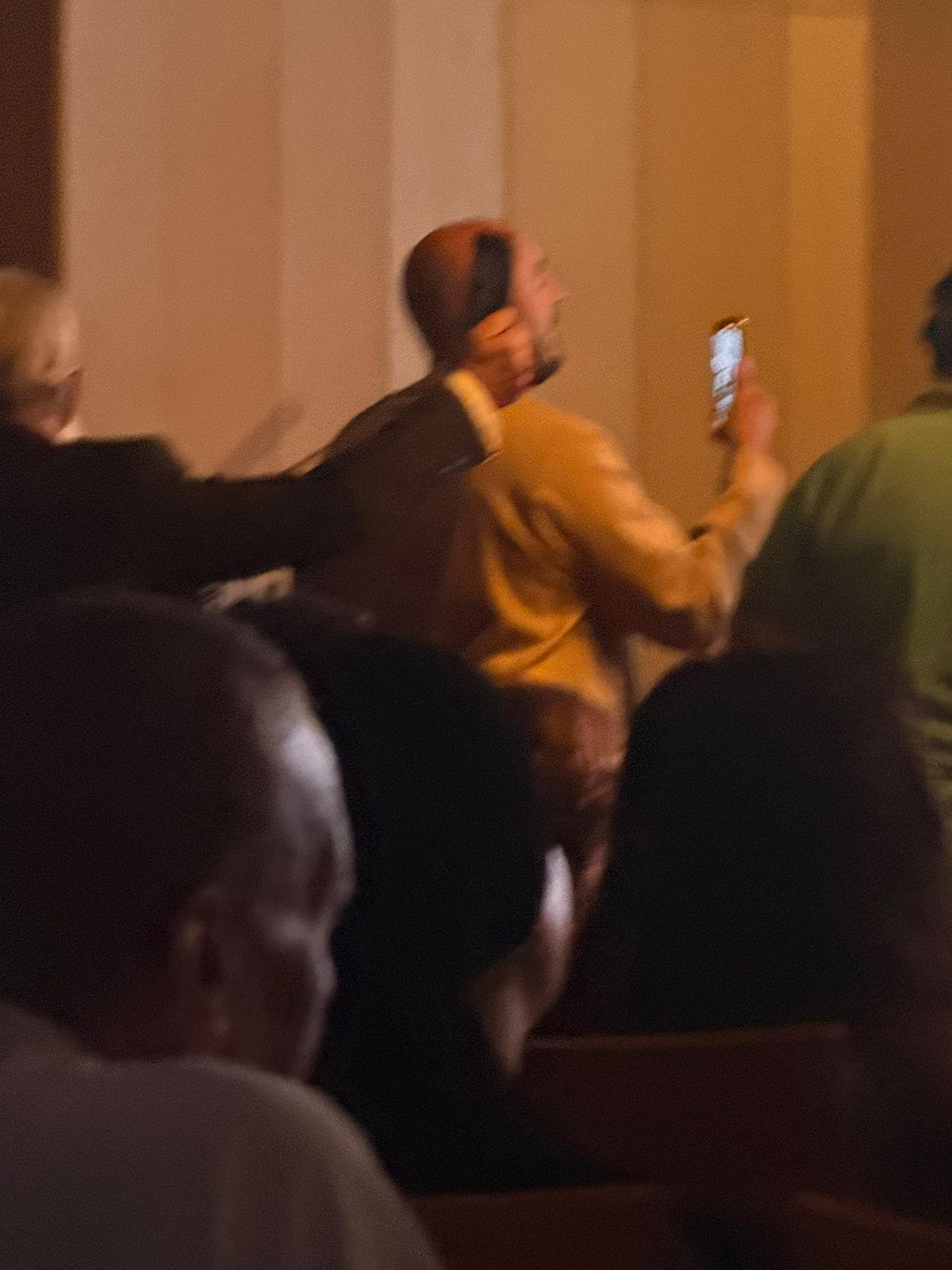 نجل الموسيقار مجدي الحسيني يدعمه خلال حفل افتتاح مهرجان السينما الفرانكوفونية (3)