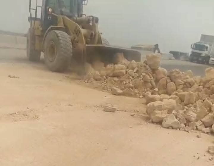 انقلاب سيارة محملة بالحجارة علي الطريق الصحرواي
