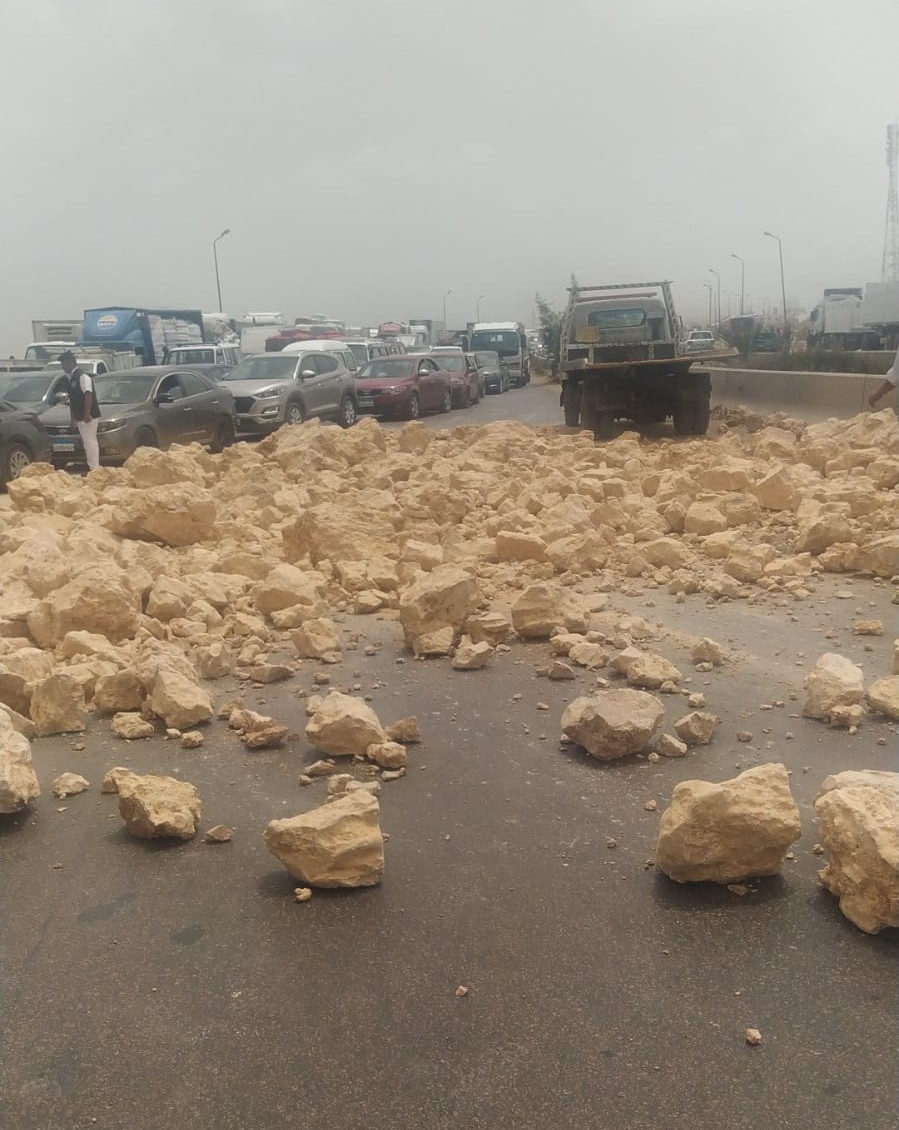 انقلاب سيارة علي الطريق الصحرواي بالإسكندرية