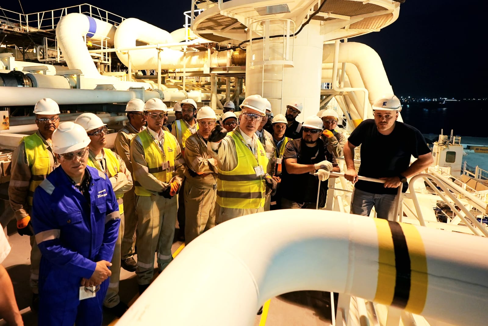 وزير البترول يشهد وصول سفينة جديدة لإعادة التغييز بميناء الإسكندرية (1)