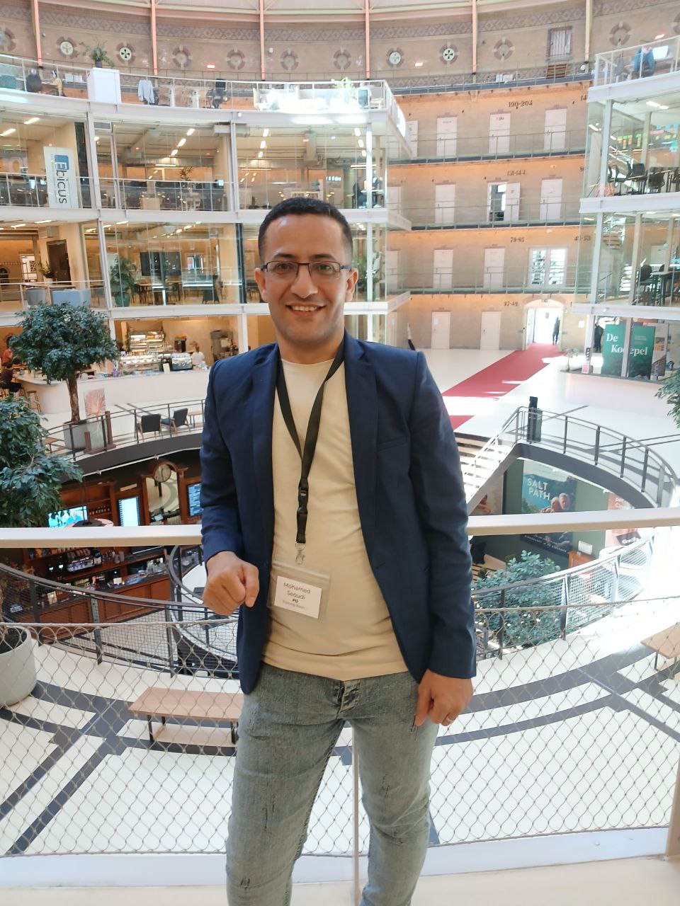 4 الدكتور محمد سعودي داخل مركز تدريب إذاعة هولندا RNTC 4 الدكتور محمد سعودي داخل مركز تدريب إذاعة هولندا RNTC