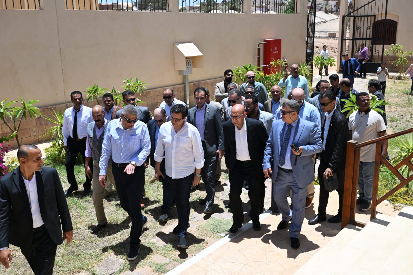 الوزير والمحافظ يتفقدان القصر