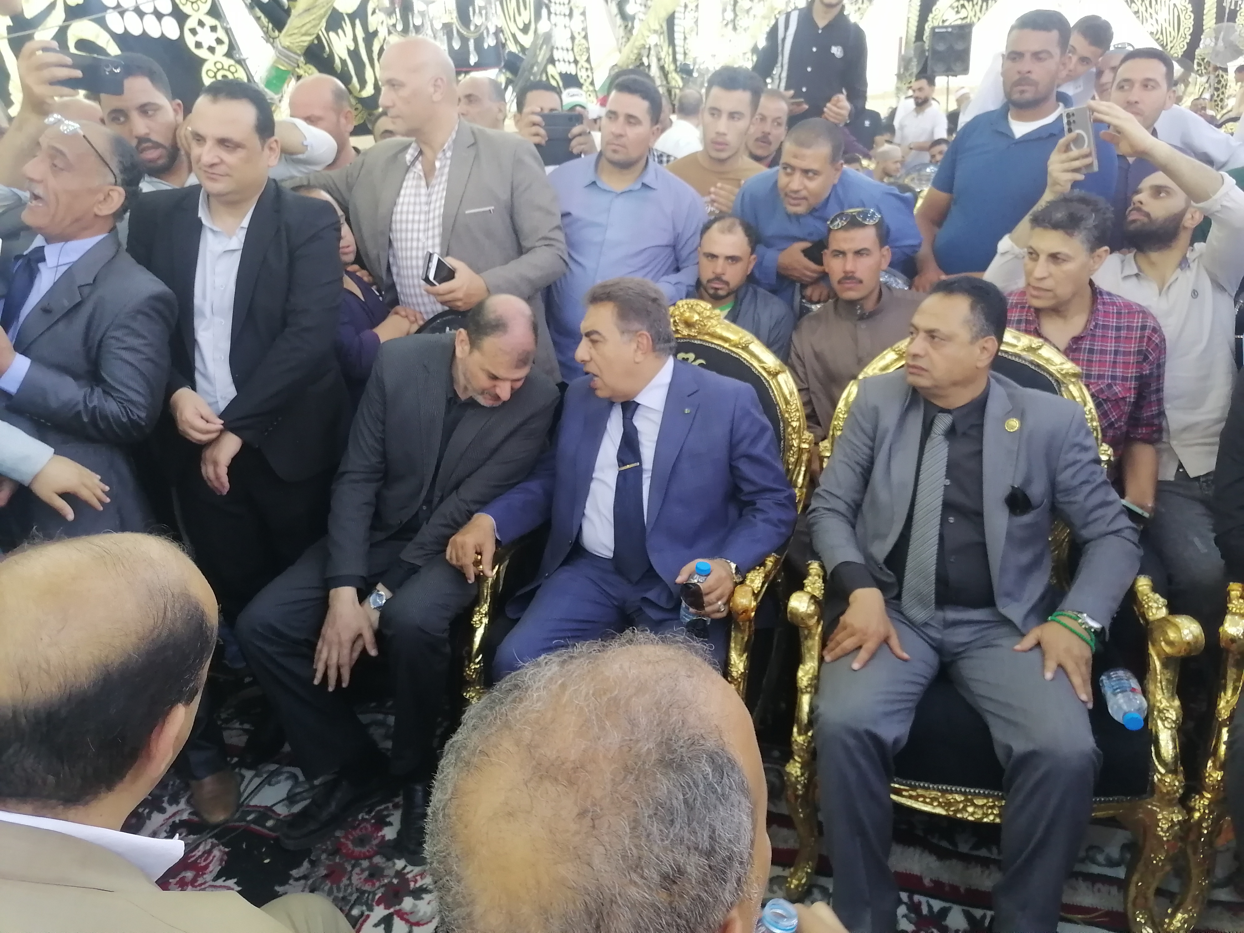 المحافظ ونجل الشيخ سيد اثناء واجب العزاء المحافظ ونجل الشيخ سيد اثناء واجب العزاء