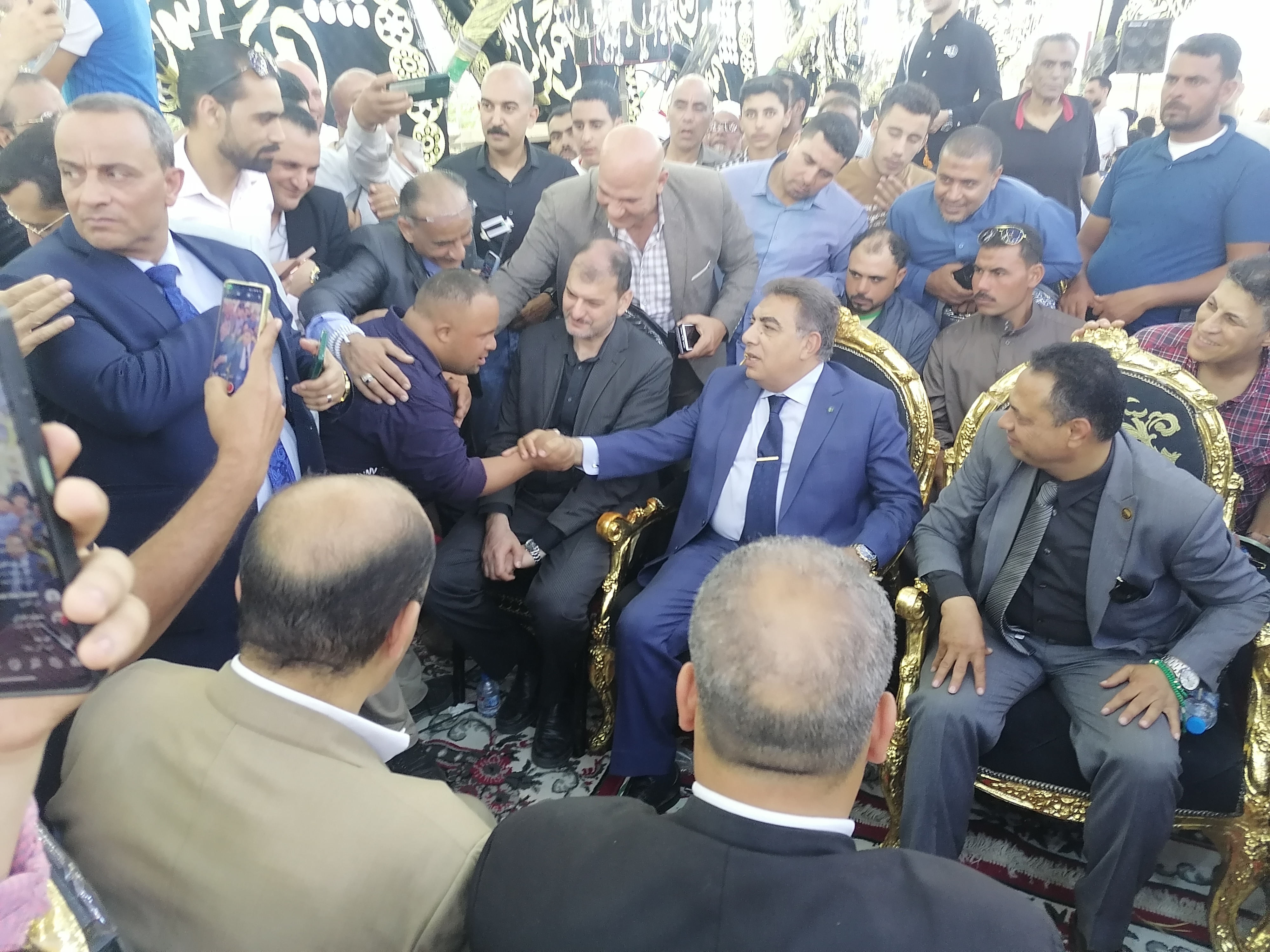 شاب من ذوي الهمم يحرص علي مصافحة محافظ الدقهلية شاب من ذوي الهمم يحرص علي مصافحة محافظ الدقهلية