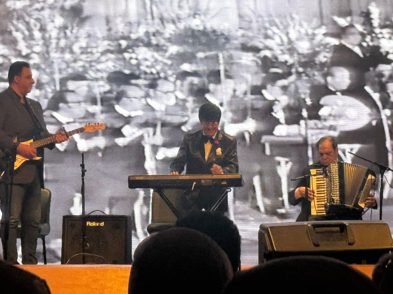 نجل الموسيقار مجدي الحسيني يدعمه خلال حفل افتتاح مهرجان السينما الفرانكوفونية (2)