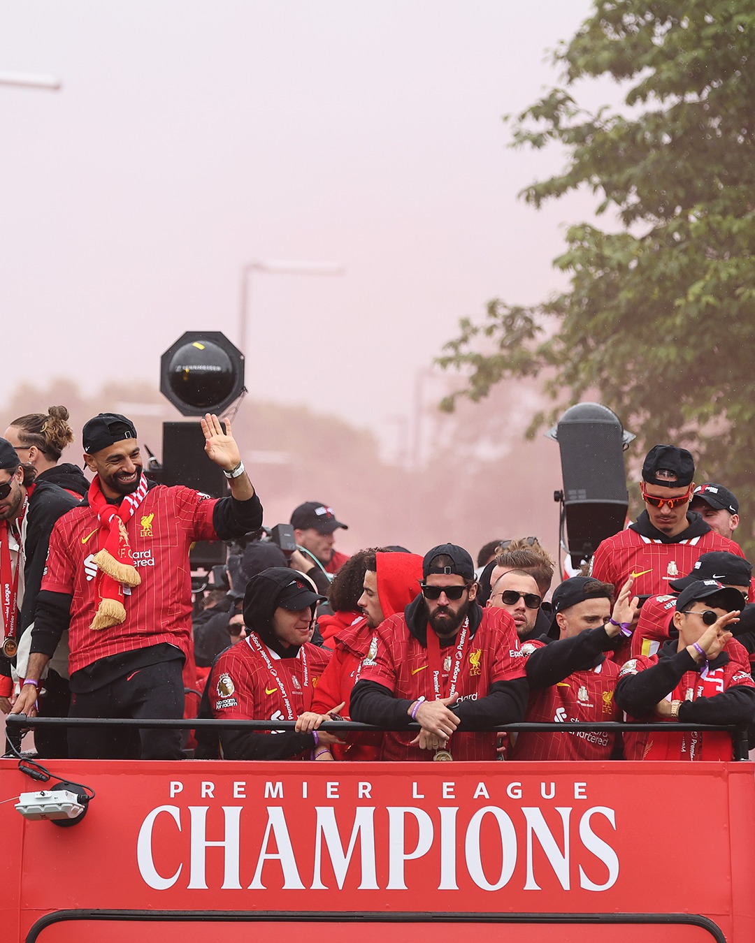 أتوبيس ليفربول يطوف شوارع المدينة