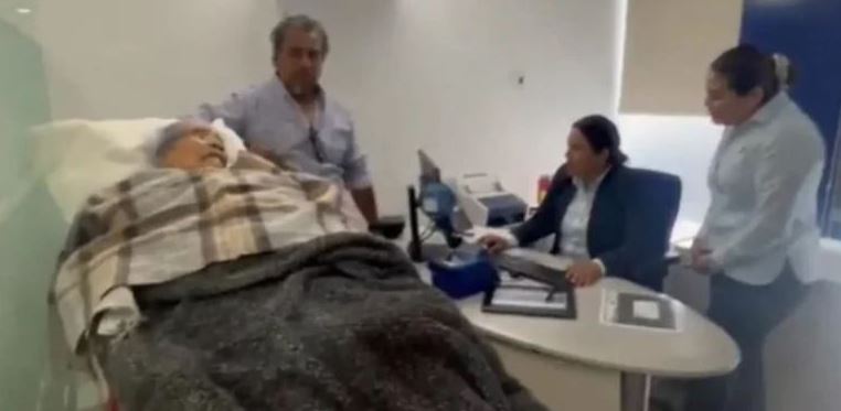 السيدة المسنة فى البنك