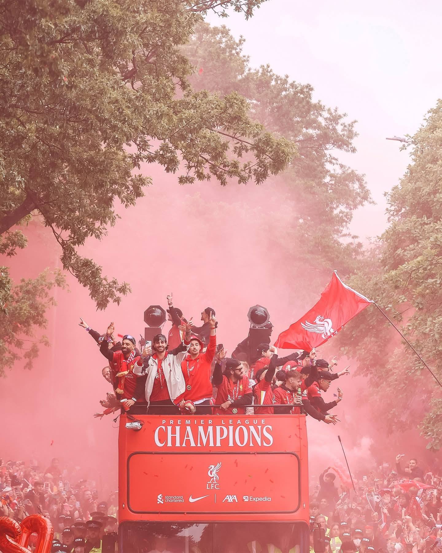 الألوان الحمراء تكسو مدينة ليفربول