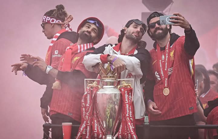 احتفالية محمد صلاح بصورة السيلفي احتفالية محمد صلاح بصورة السيلفي