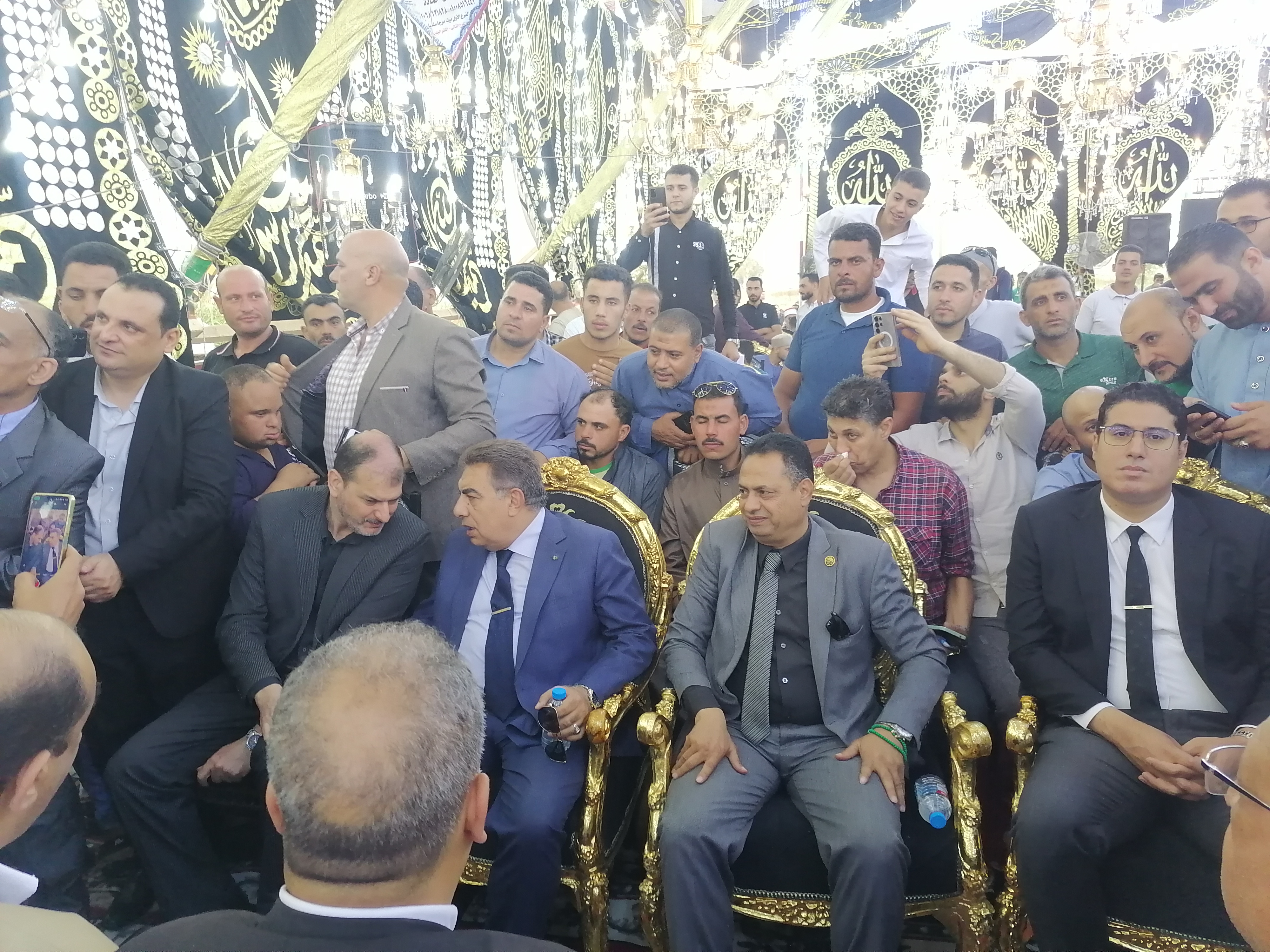 حديث جانبي بين المحافظ واسامة نجل الشيخ سيد سعيد حديث جانبي بين المحافظ واسامة نجل الشيخ سيد سعيد