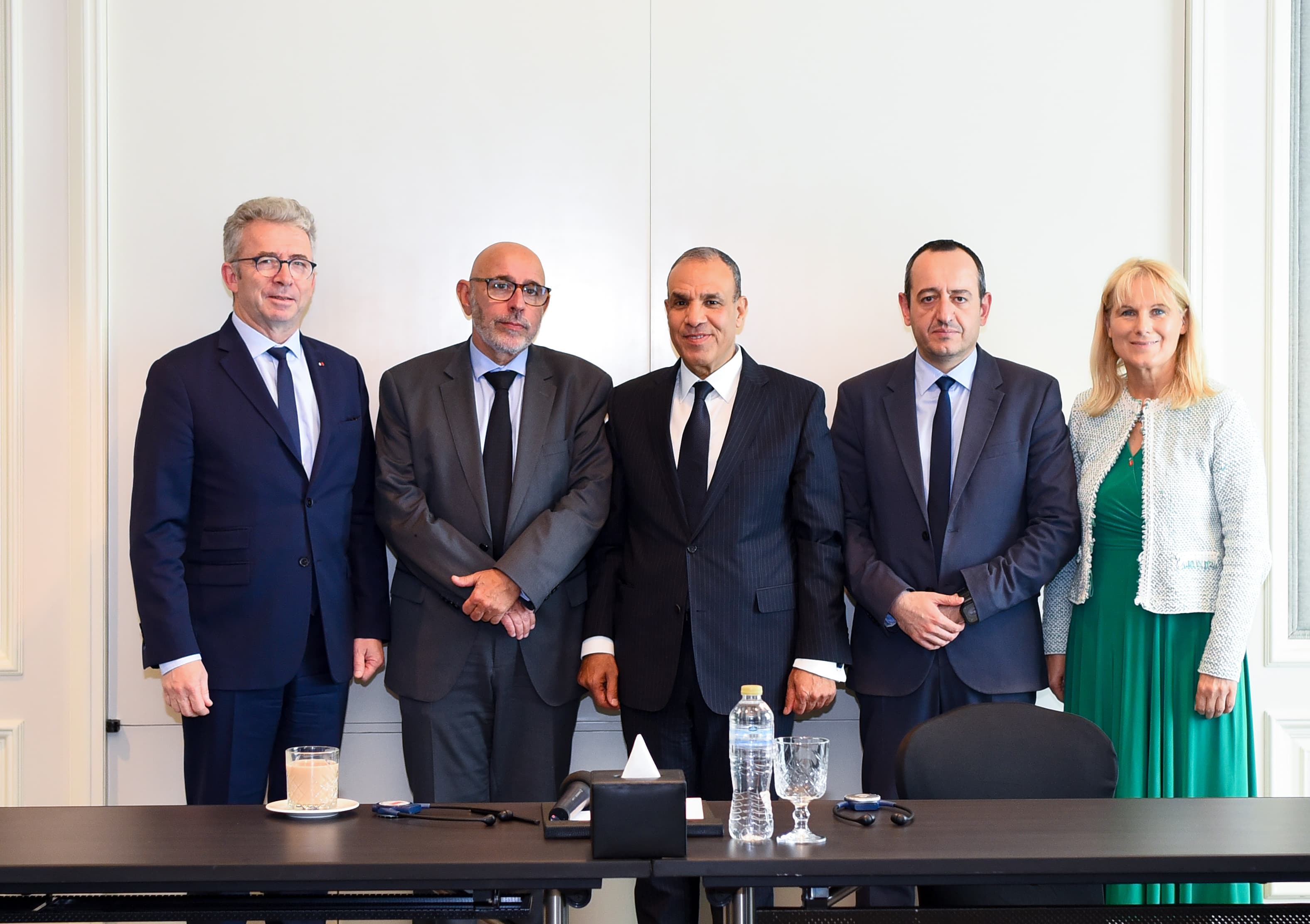 بدر عبد العاطى مع اعضاء الوفد