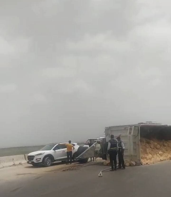 انقلاب سيارة نقل علي الطريق الصحرواي في الإسكندرية