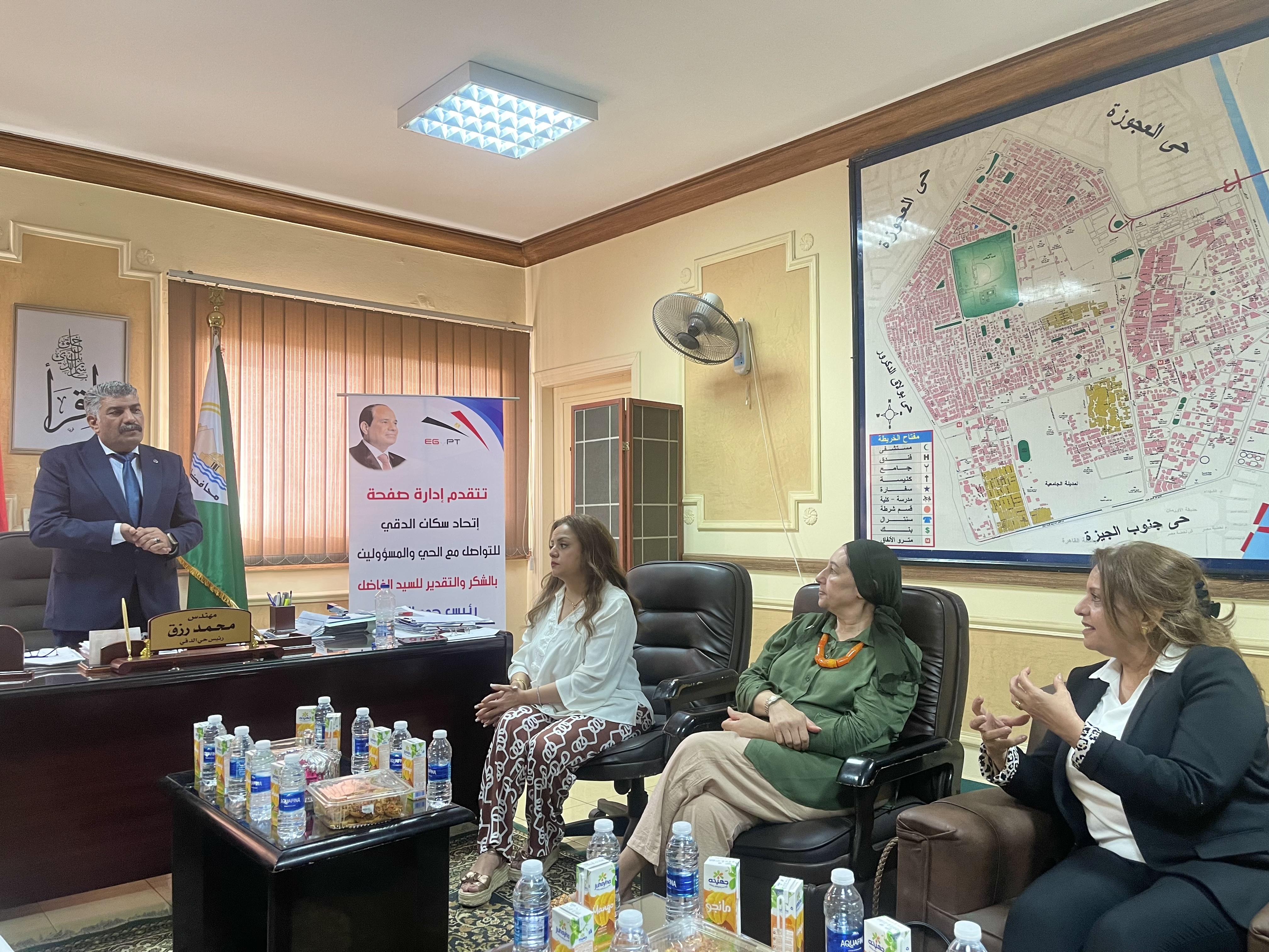 الأهالى مع رئيس حى الدقى الأهالى مع رئيس حى الدقى
