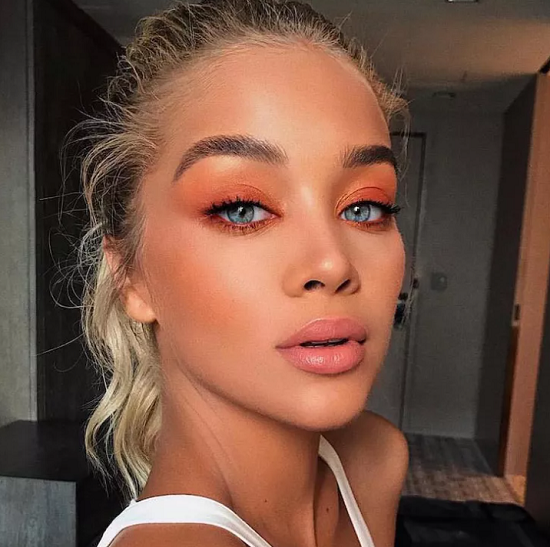 ظلال عيون برتقالي