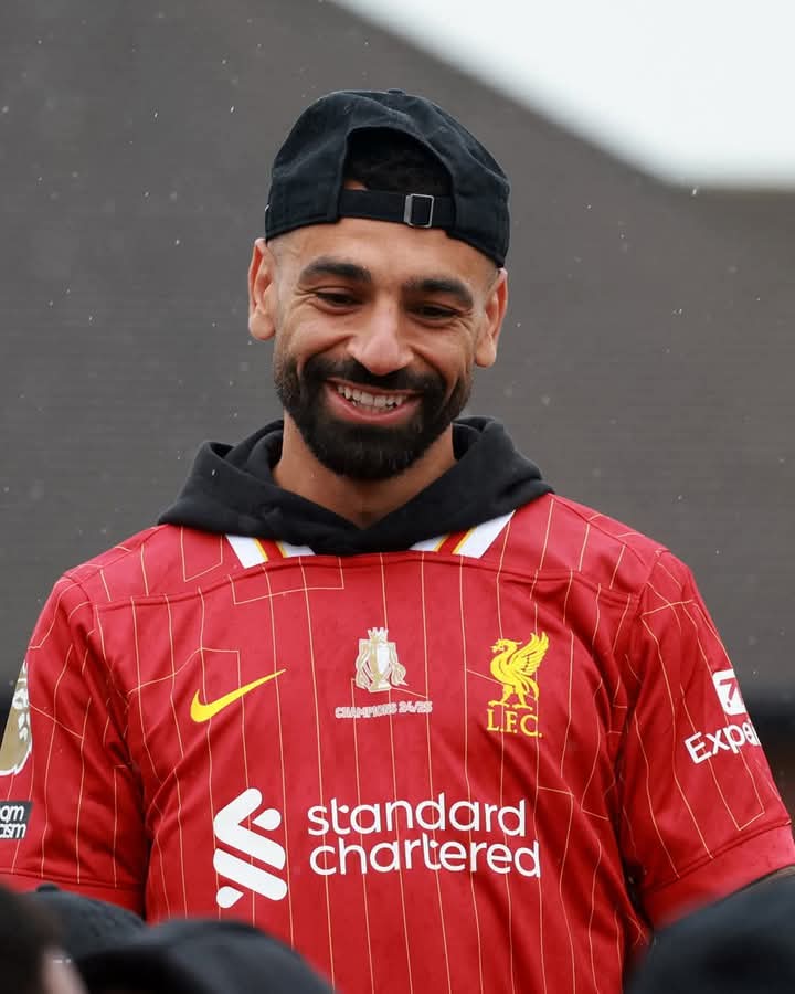 ابتسامة محمد صلاح الرائعة في احتفالية الدوري ابتسامة محمد صلاح الرائعة في احتفالية الدوري