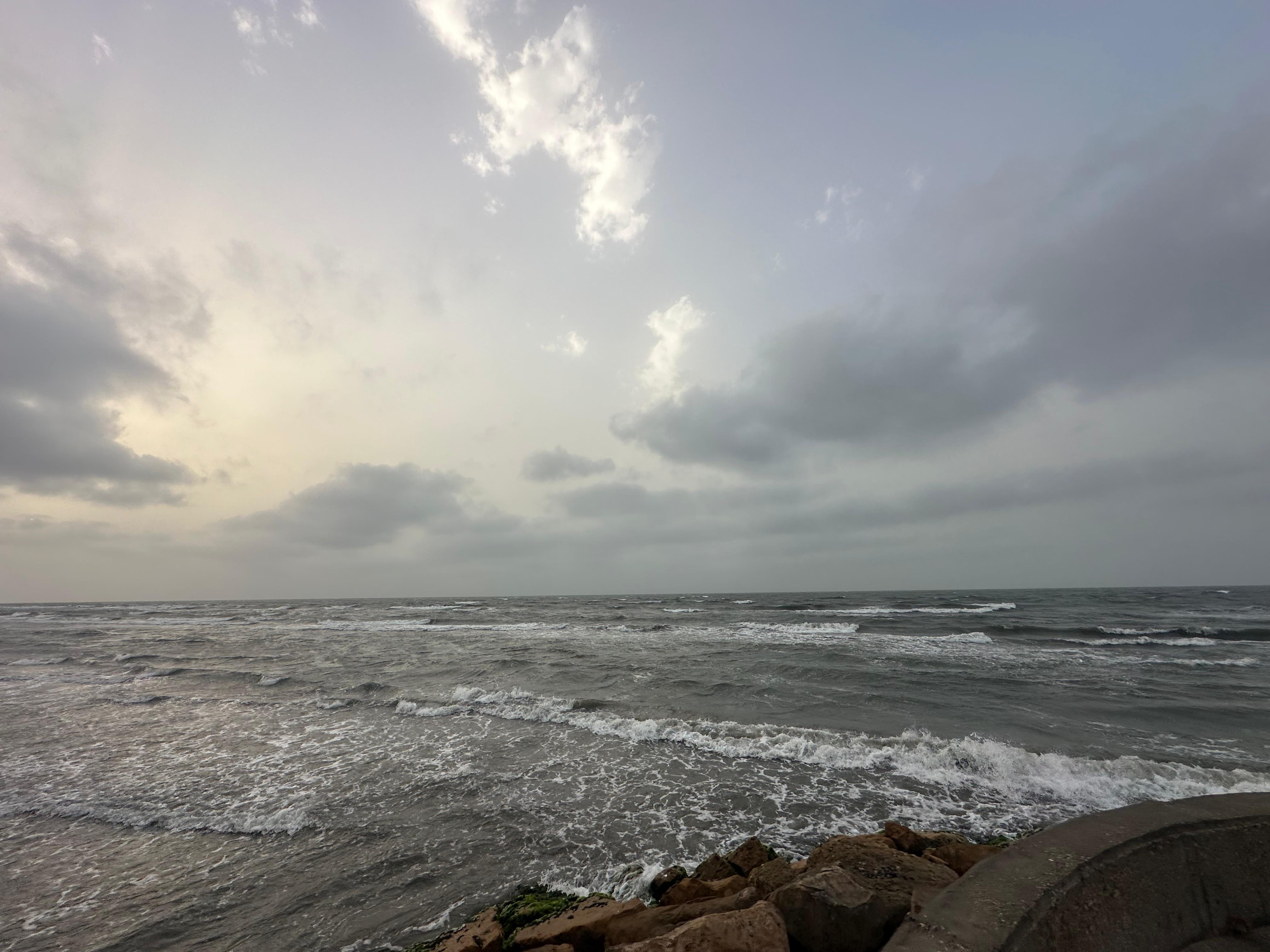 السماء والغيوم من البحر