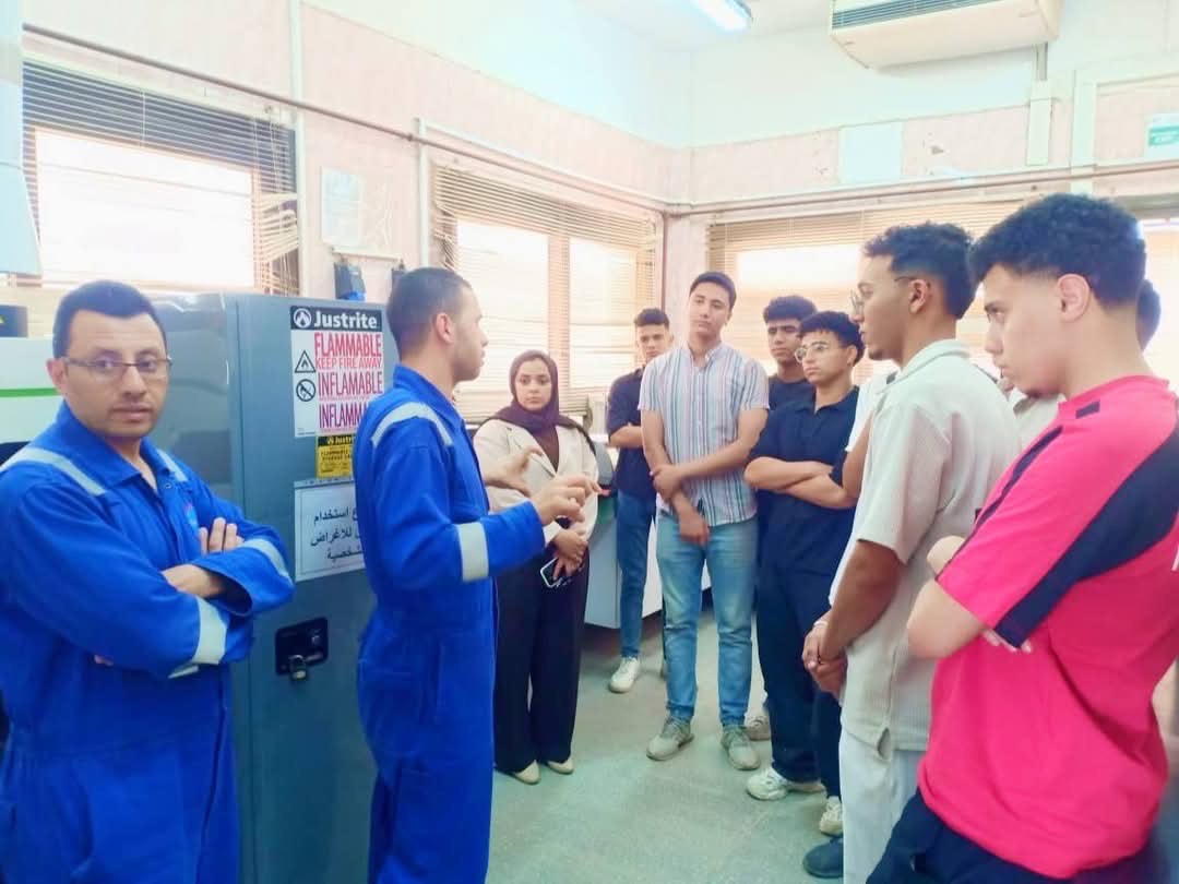 طلاب علوم البترول جامعة حلوان في زيارة علمية ميدانية إلى حقول شركة طلاب علوم البترول جامعة حلوان في زيارة علمية ميدانية إلى حقول شركة