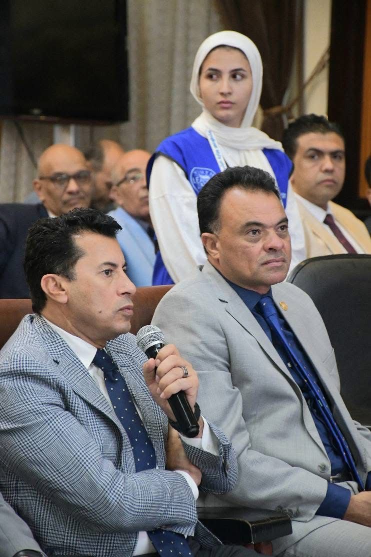 الوزير خلال اللقاء