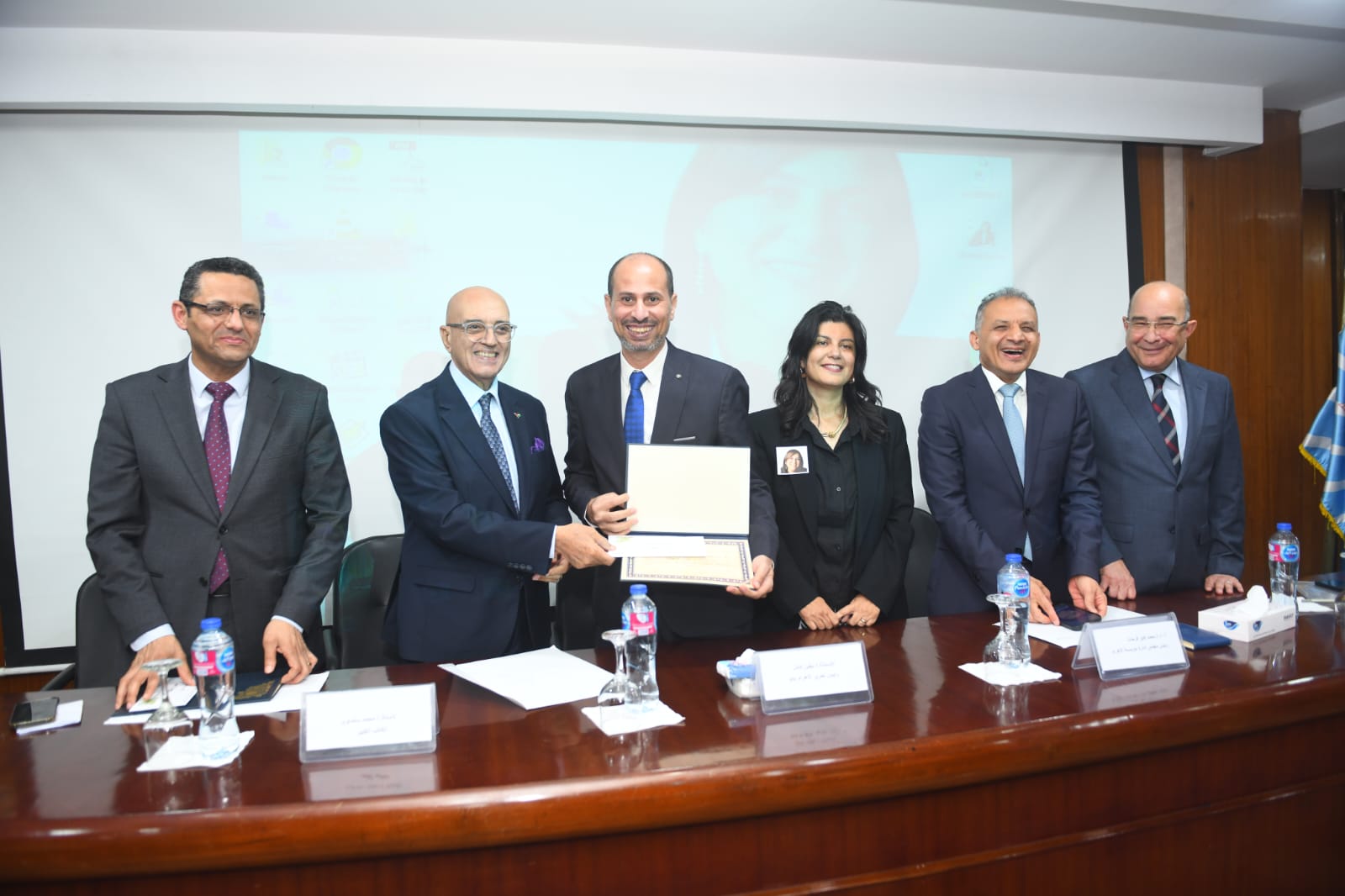 السعدنى يتسلم الجائزة من سلماوى