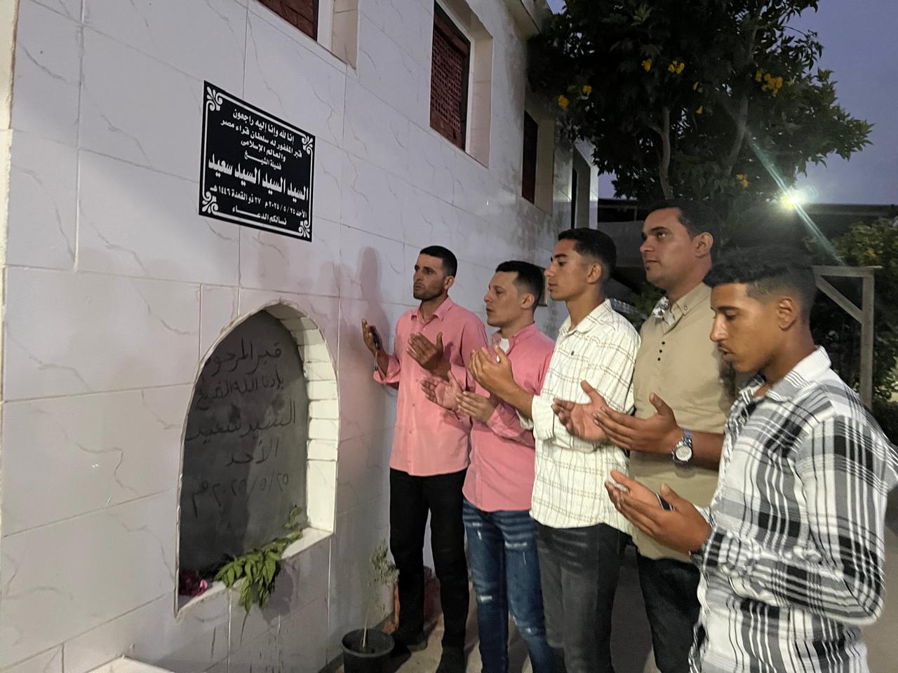 مواطنين علي قبر الشيخ سيد سعيد مواطنين علي قبر الشيخ سيد سعيد