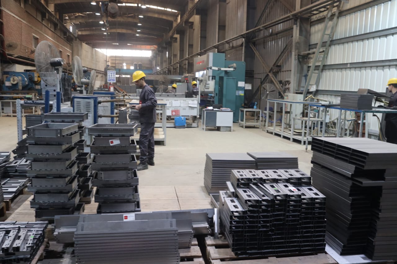 العمال بالمصنع