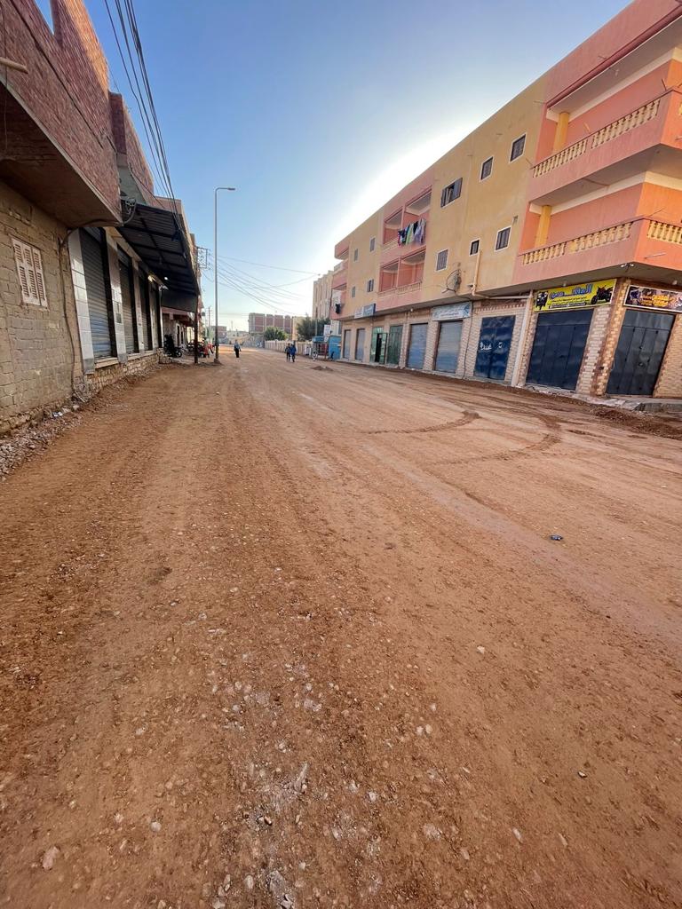 وضع طبقة اساس قبل رصف شوارع مطروح وضع طبقة اساس قبل رصف شوارع مطروح